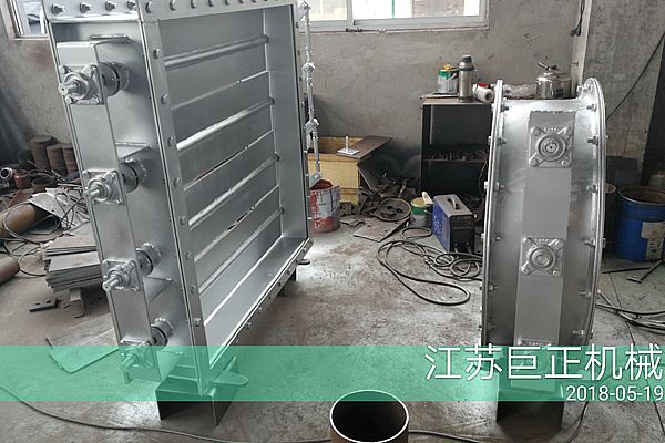 方形擋板門（寬7m），制作后期噴漆進(jìn)行中